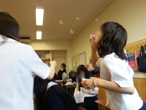 学校内でおふざけしてる女子校生が微笑ましいエロ画像 11115