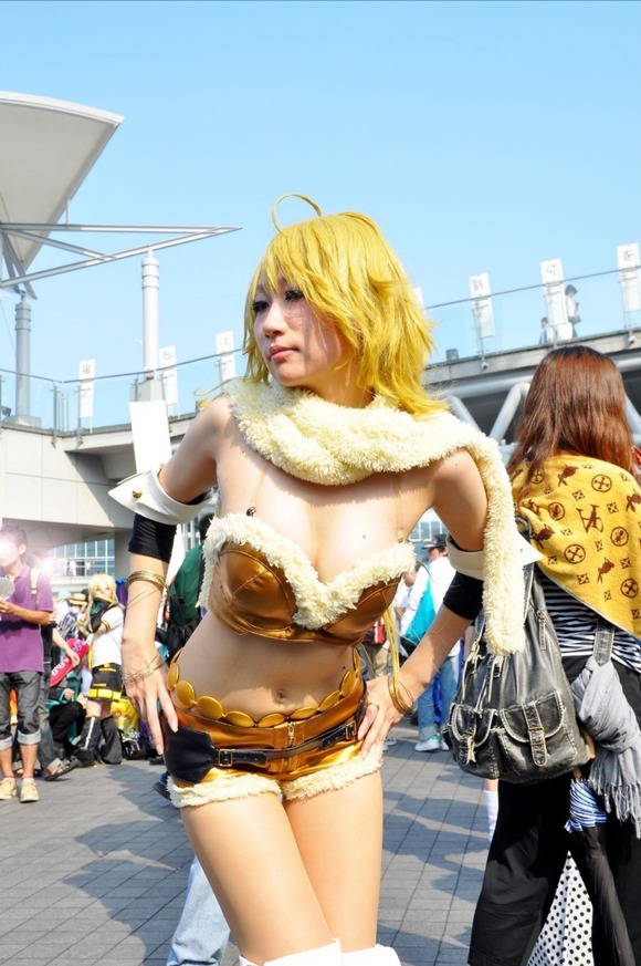 露出高め巨乳おっぱいの谷間とかパンツが食い込んだりしてる素人コスプレイヤーのエロ画像 1185