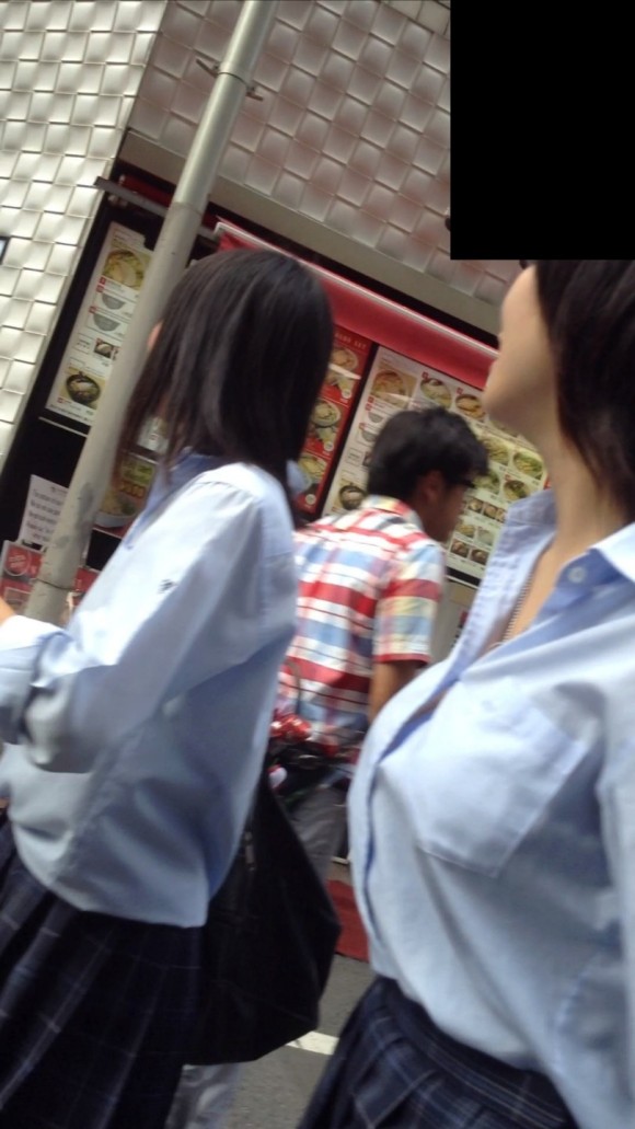 女子校生の制服がもっこりしてる街撮り着衣の巨乳おっぱいエロ画像 124