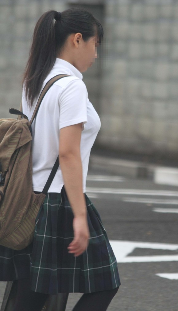 女子校生の制服がもっこりしてる街撮り着衣の巨乳おっぱいエロ画像 134