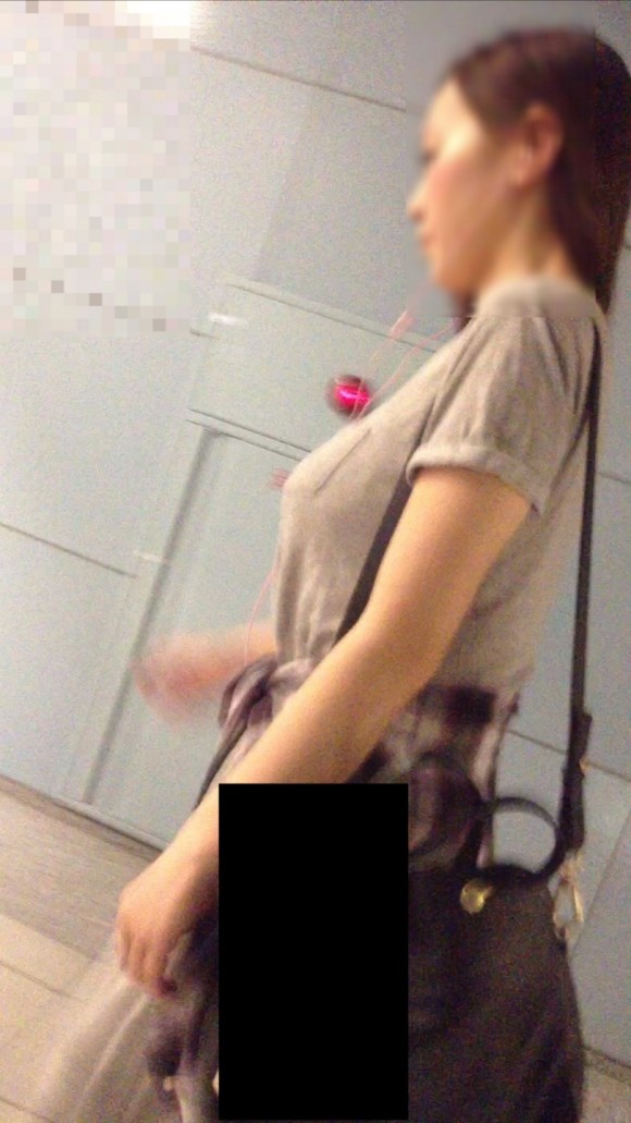 女子校生の制服がもっこりしてる街撮り着衣の巨乳おっぱいエロ画像 144