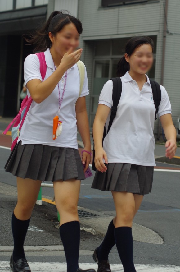 女子校生の制服がもっこりしてる街撮り着衣の巨乳おっぱいエロ画像 184