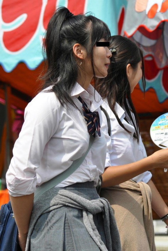 女子校生の制服がもっこりしてる街撮り着衣の巨乳おっぱいエロ画像 194