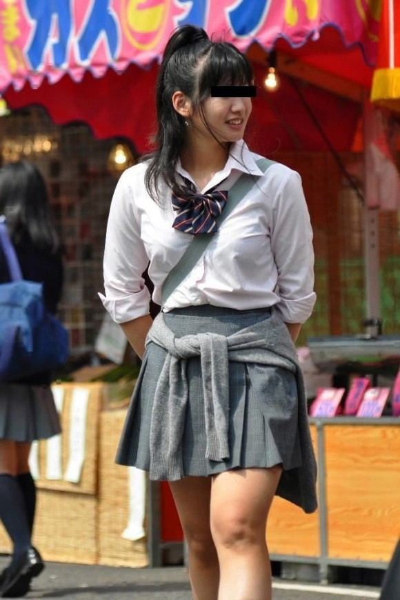 女子校生の制服がもっこりしてる街撮り着衣の巨乳おっぱいエロ画像 204