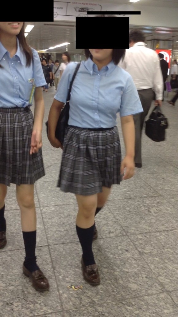 女子校生の制服がもっこりしてる街撮り着衣の巨乳おっぱいエロ画像 216