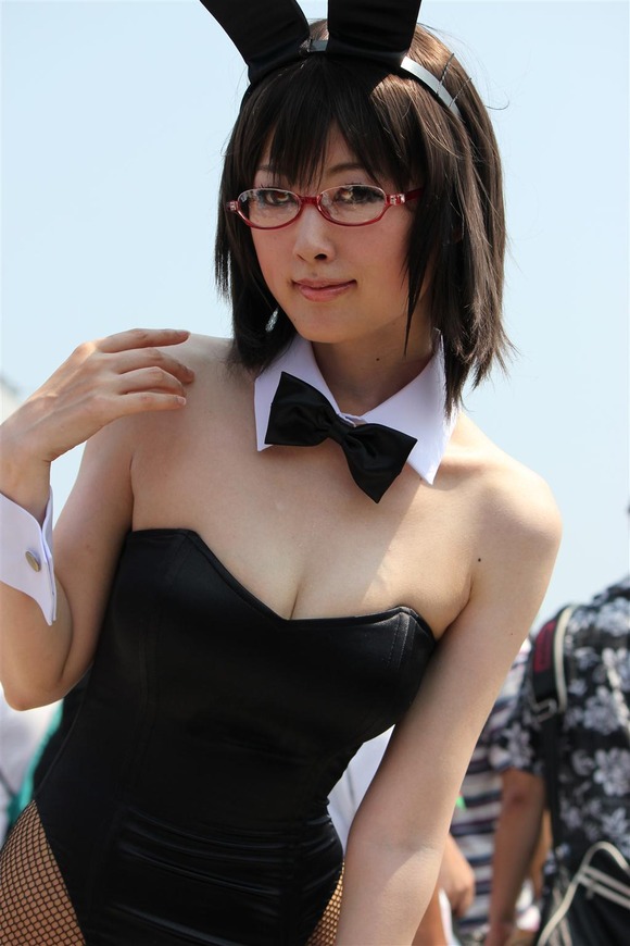 露出高め巨乳おっぱいの谷間とかパンツが食い込んだりしてる素人コスプレイヤーのエロ画像 2185