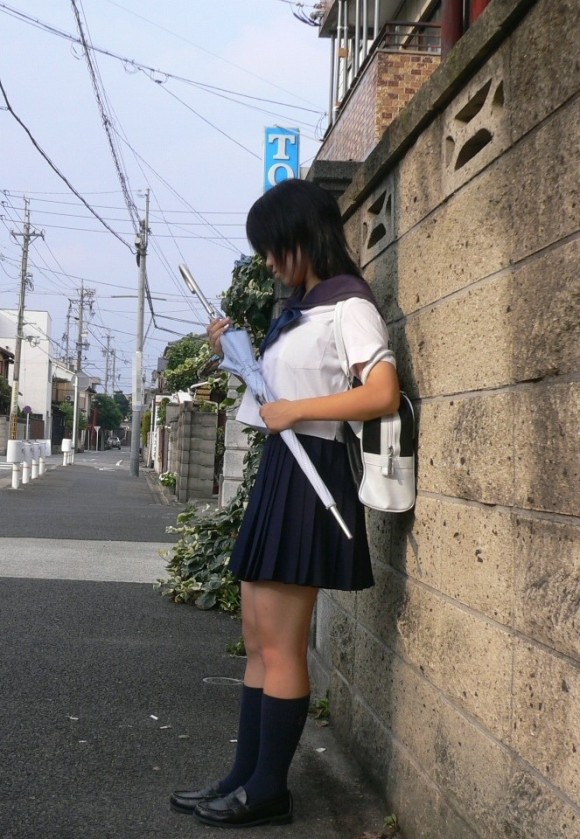 女子校生の制服がもっこりしてる街撮り着衣の巨乳おっぱいエロ画像 224