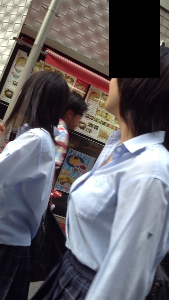 女子校生の制服がもっこりしてる街撮り着衣の巨乳おっぱいエロ画像 234