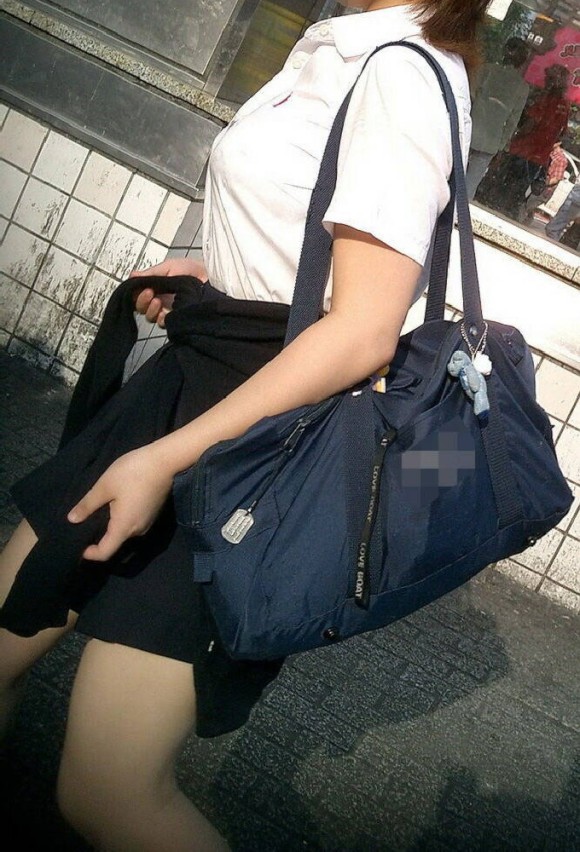 女子校生の制服がもっこりしてる街撮り着衣の巨乳おっぱいエロ画像 244