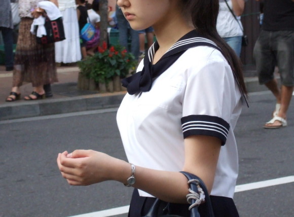 女子校生の制服がもっこりしてる街撮り着衣の巨乳おっぱいエロ画像 254