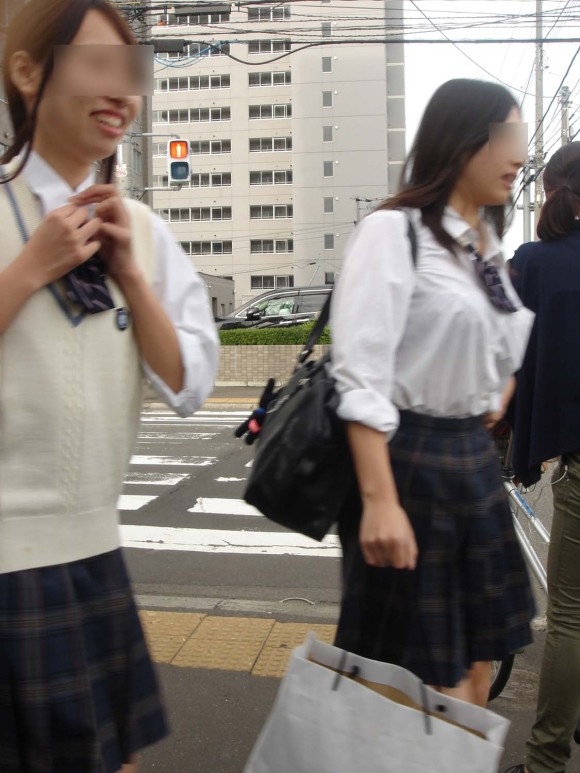 女子校生の制服がもっこりしてる街撮り着衣の巨乳おっぱいエロ画像 283