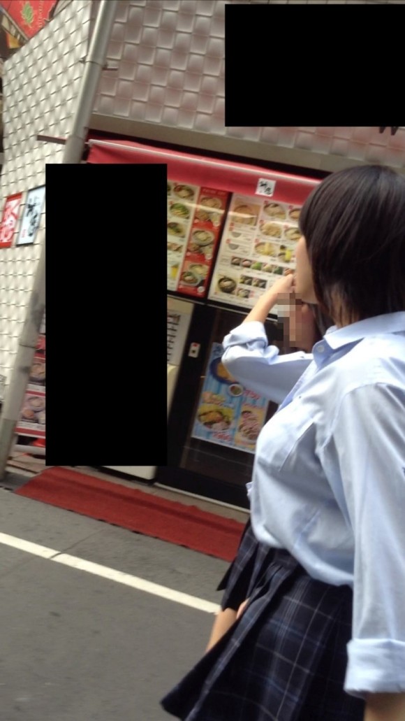 女子校生の制服がもっこりしてる街撮り着衣の巨乳おっぱいエロ画像 293