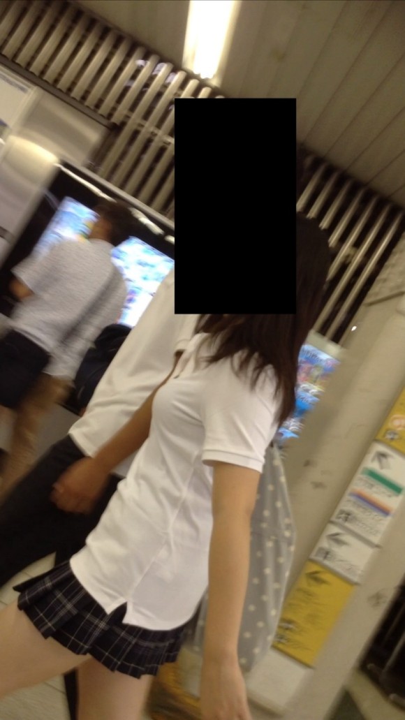 女子校生の制服がもっこりしてる街撮り着衣の巨乳おっぱいエロ画像 303