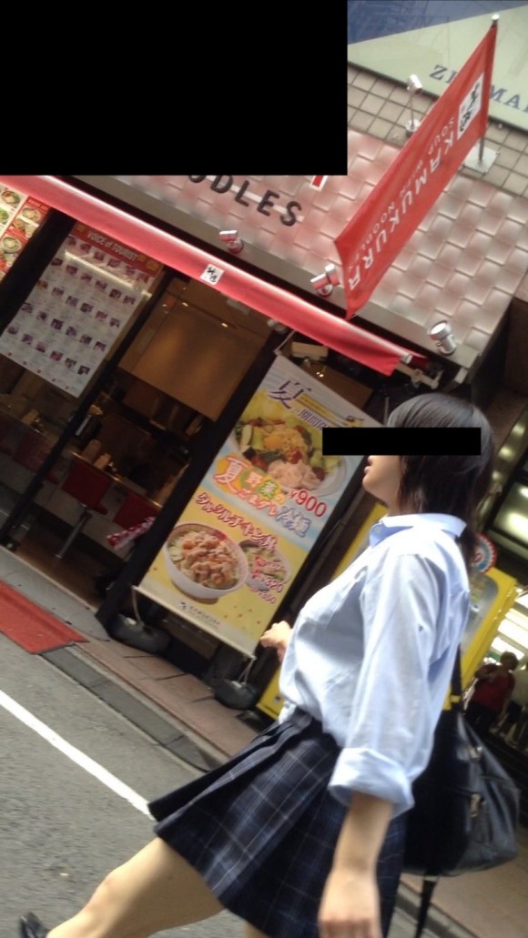 女子校生の制服がもっこりしてる街撮り着衣の巨乳おっぱいエロ画像 316