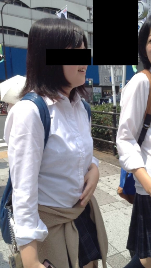 女子校生の制服がもっこりしてる街撮り着衣の巨乳おっぱいエロ画像 323