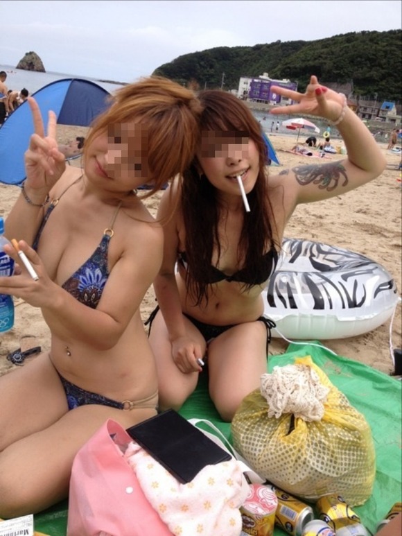 どの娘で抜くか目移りするほどいやらしい夏のビーチではしゃく素人娘のビキニエロ画像 3237