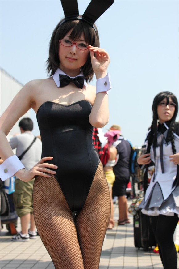 露出高め巨乳おっぱいの谷間とかパンツが食い込んだりしてる素人コスプレイヤーのエロ画像 3347