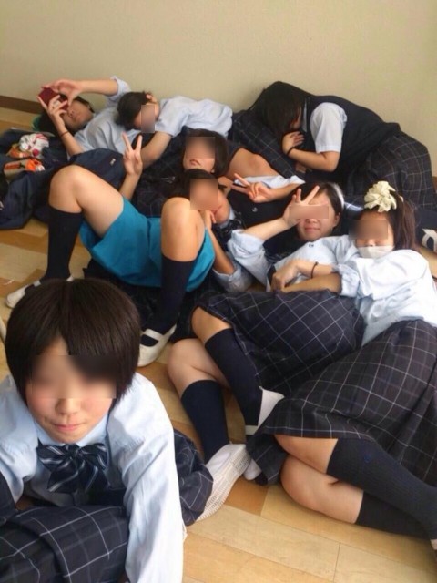 学校内でおふざけしてる女子校生が微笑ましいエロ画像 4103