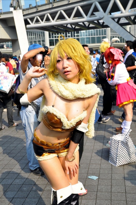 露出高め巨乳おっぱいの谷間とかパンツが食い込んだりしてる素人コスプレイヤーのエロ画像 4210