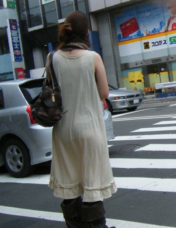 街撮りされたお姉さんのパンティーラインが透けてるお尻の素人エロ画像 446