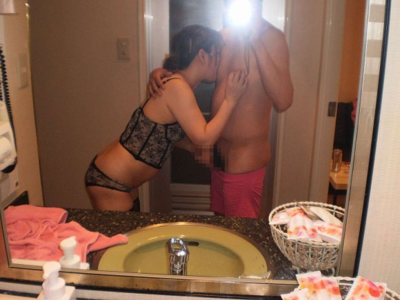 鏡越しにセフレや彼女や奥さんとのセックスをハメ撮りしてる素人エロ画像 616