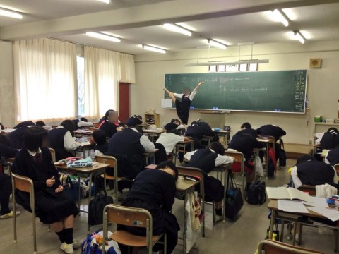 学校内でおふざけしてる女子校生が微笑ましいエロ画像 682