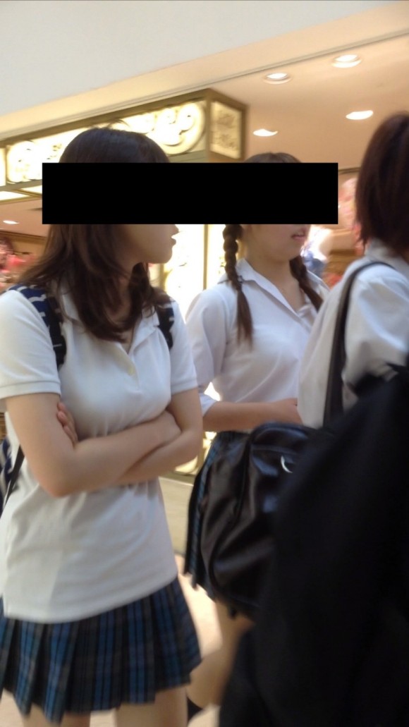 女子校生の制服がもっこりしてる街撮り着衣の巨乳おっぱいエロ画像 94