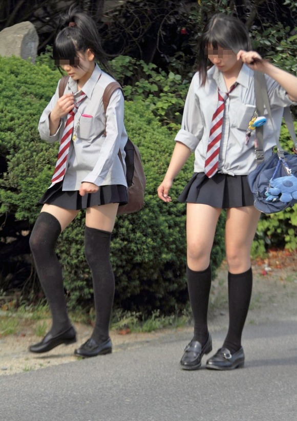 肉がパンパンに詰まった女子校生の太もも街撮り素人エロ画像 1327