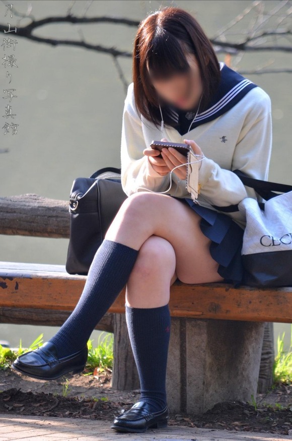 肉がパンパンに詰まった女子校生の太もも街撮り素人エロ画像 1727