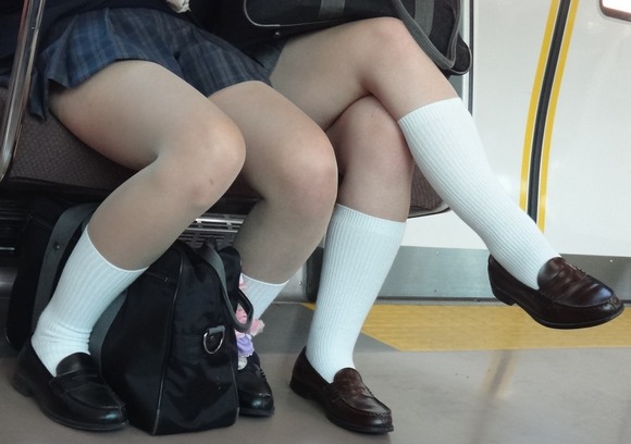 肉がパンパンに詰まった女子校生の太もも街撮り素人エロ画像 1827