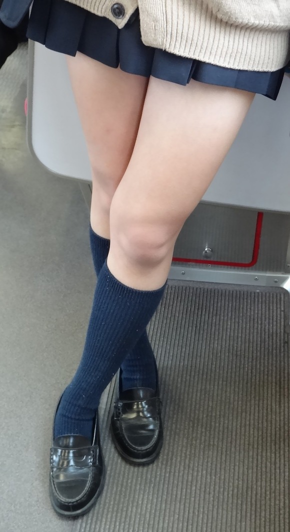 肉がパンパンに詰まった女子校生の太もも街撮り素人エロ画像 2524