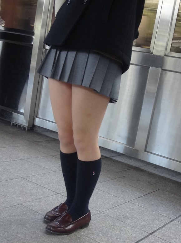 肉がパンパンに詰まった女子校生の太もも街撮り素人エロ画像 4015