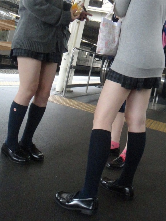 肉がパンパンに詰まった女子校生の太もも街撮り素人エロ画像 429