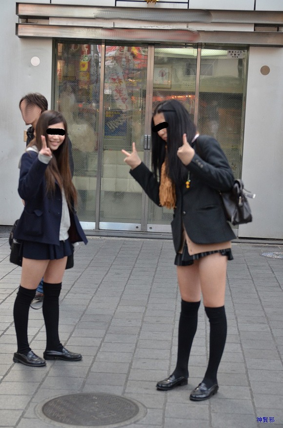 肉がパンパンに詰まった女子校生の太もも街撮り素人エロ画像 627