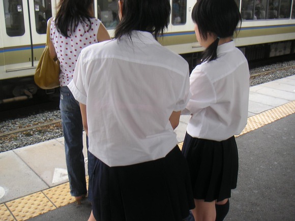 制服姿の女子校生が透けブラしてるエロ画像 125