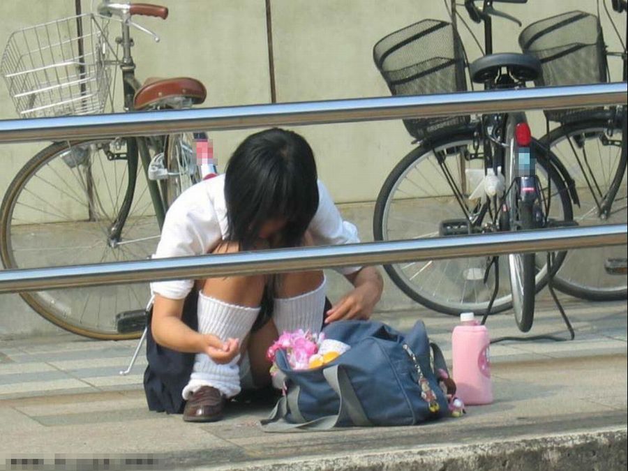 街角で撮影された素人娘の汗が染み込んだパンチラ画像 1327