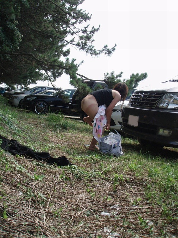 ビキニのラインがくっきり映ってる日焼けのセフレを激写したエロ画像 1339