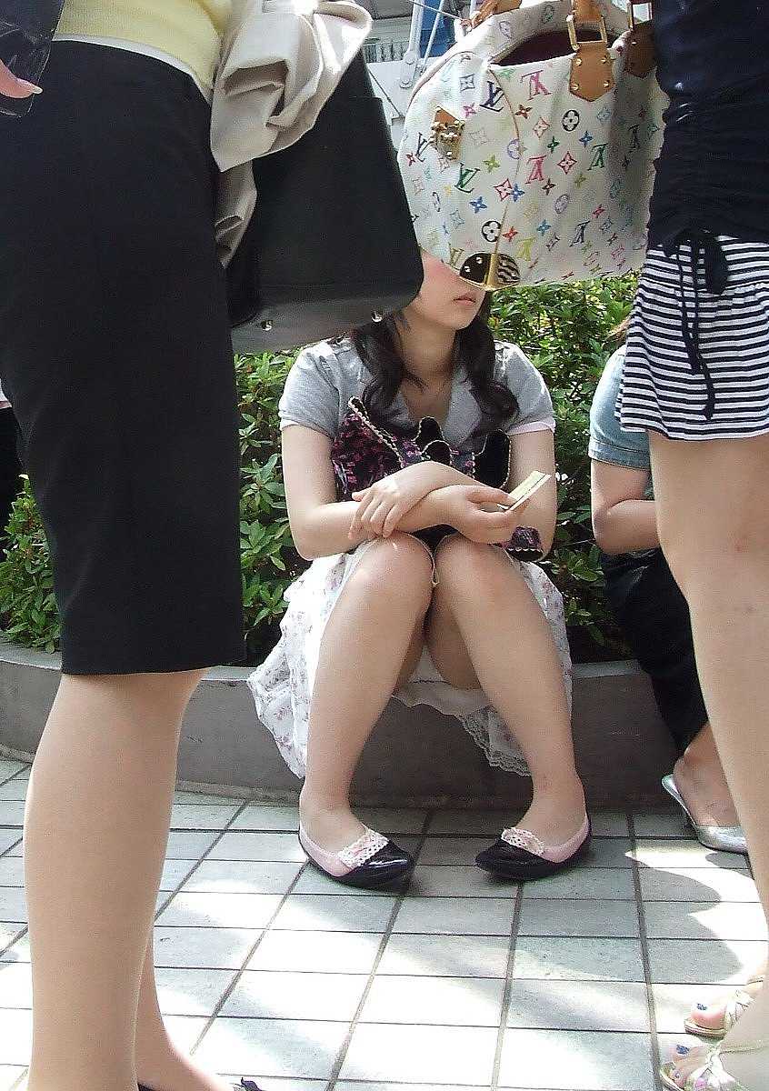 街角で撮影された素人娘の汗が染み込んだパンチラ画像 2103