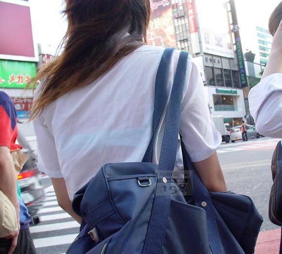 制服姿の女子校生が透けブラしてるエロ画像 216