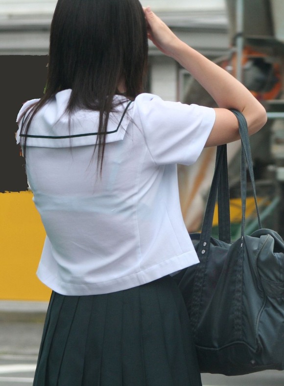 制服姿の女子校生が透けブラしてるエロ画像 273