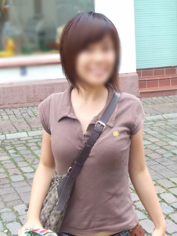 斜め掛けのカバンの紐が巨乳に食い込んでる街撮りエロ画像 1460