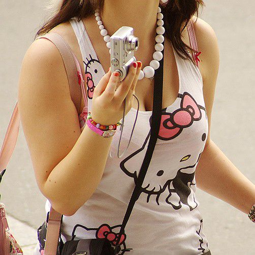 斜め掛けのカバンの紐が巨乳に食い込んでる街撮りエロ画像 1560