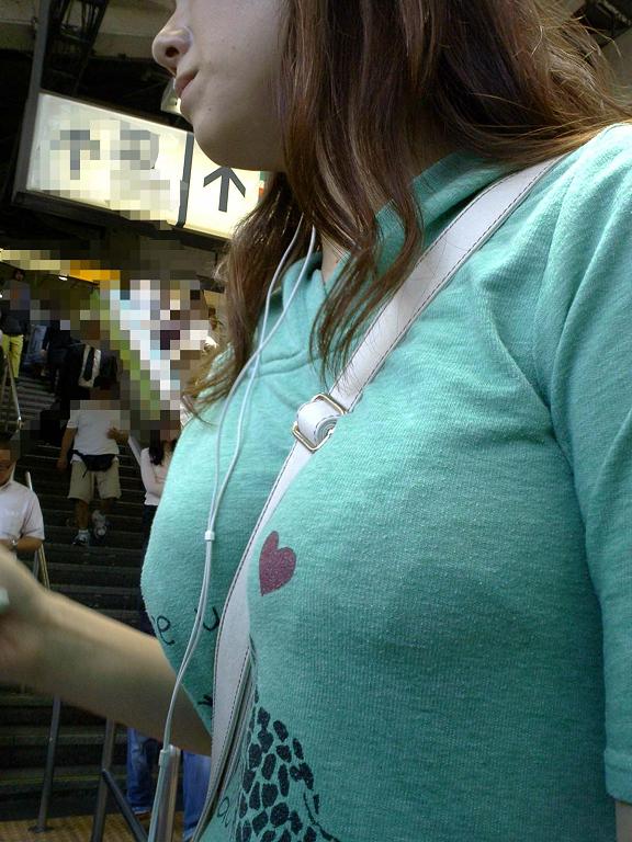 斜め掛けのカバンの紐が巨乳に食い込んでる街撮りエロ画像 560