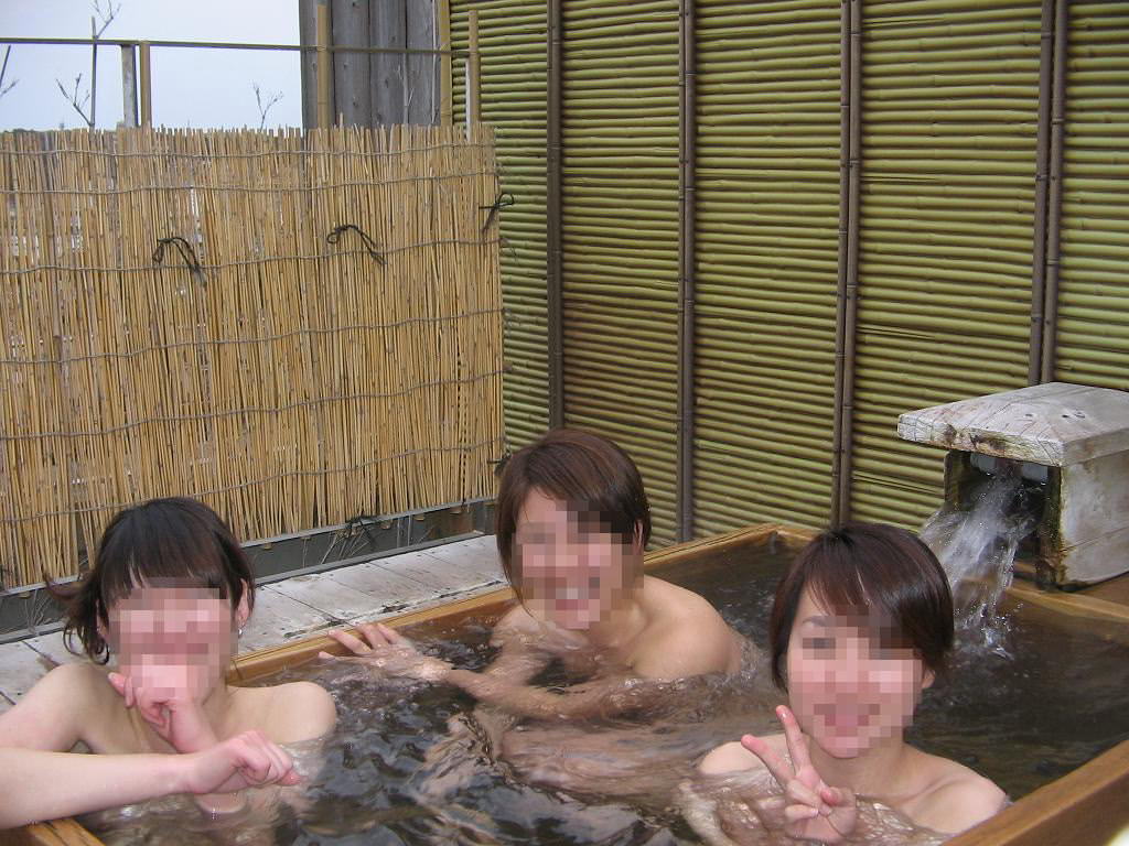 温泉でおふざけ記念撮影する女子達のエロ画像 11136