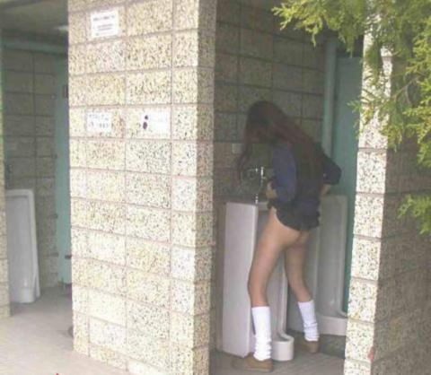 女子トイレの長蛇の待ちも立ちションベンで解決出来る事が分かった放尿エロ画像 1273