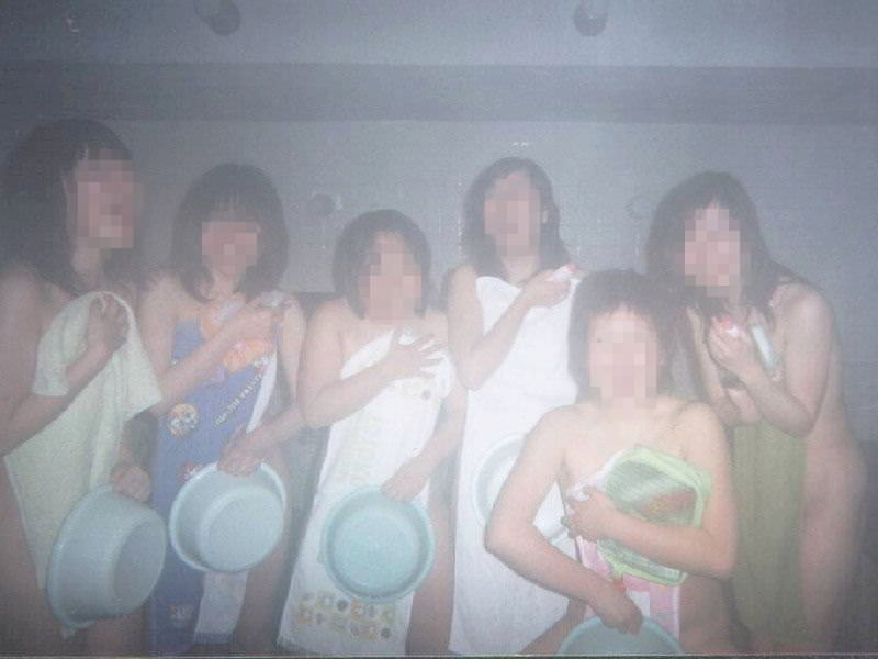 温泉でおふざけ記念撮影する女子達のエロ画像 2465