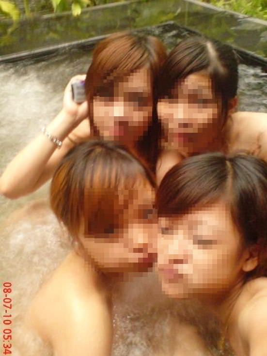 温泉でおふざけ記念撮影する女子達のエロ画像 2747