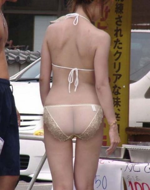 めっちゃ際どいビキニで夏を満喫する美女達のエロ画像 2815