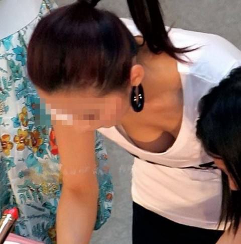 乳首がポロリしてたりしてなかったり胸チラを激写したエロ画像 817