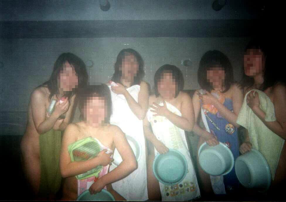 温泉でおふざけ記念撮影する女子達のエロ画像 897